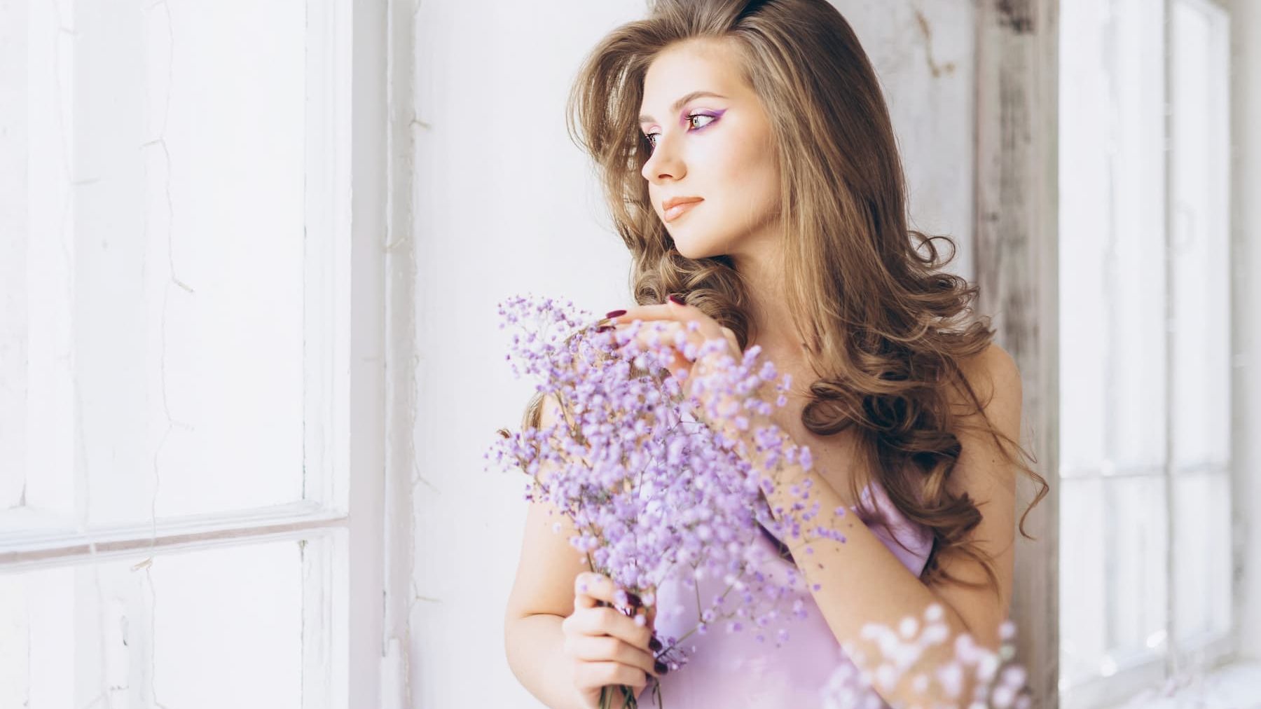 Hermosa modelo femenina sexy con un delicado vestido lila.